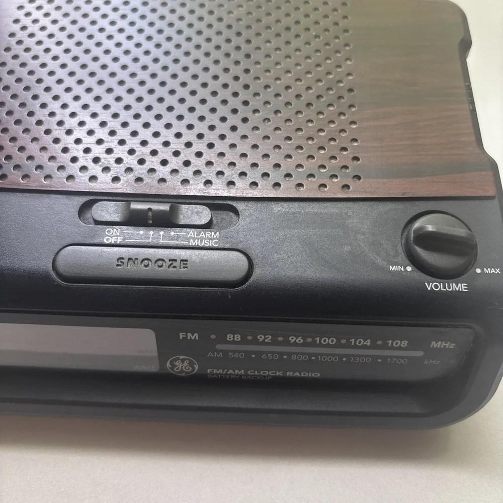 GE Alarm Clock Model: 7-4613A-AM/FM-Corded/Batt.Bkup.-1990s-Tested Works